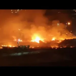 شاهد: مستوطنون إسرائيليون يشعلون النار في قرية فلسطينية بالضفة الغربية المحتلة…