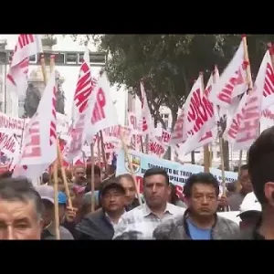 الموظفون الحكوميون يتظاهرون في بيرو ضد رئيس البلاد