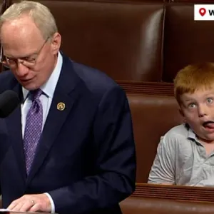 بتعابير وجه مضحكة خلف أبيه.. شاهد تصرفات ابن عضو في الكونغرس بينما يلقي والده كلمة أمام المجلس