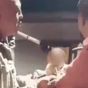 تركي يعتدي على مصري أمام طفلته المقعدة: "سأخنقك"