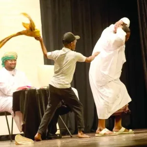 "ضجة أبو خميس" تنثر بهجة العيد على مسرح أوبار بصلالة