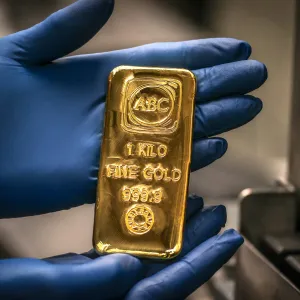الذهب يتراجع لأدنى مستوى في نحو أسبوعين مع صعود الدولار
