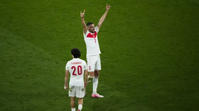 الاتحاد الأوروبي لكرة القدم يحقق مع لاعب تركيا مريح ديميرال بسبب "إشارة قومية" بعد هدف بمرمى النمسا