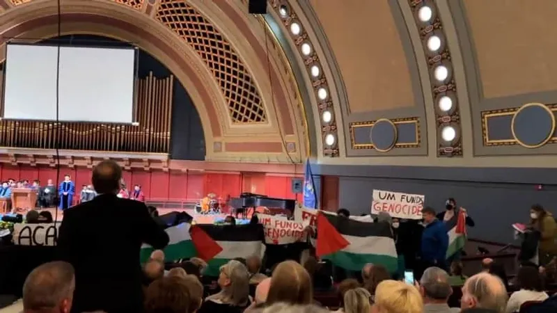 شاهد لحظة مقاطعة متظاهرين مؤيدون للفلسطينيين حفل تخرج في جامعة ميشيغان
