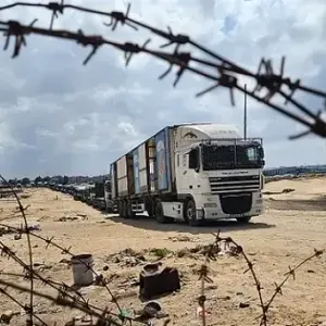شاحنات مساعدات من مصر تدخل غزة عبر معبر كرم أبو سالم