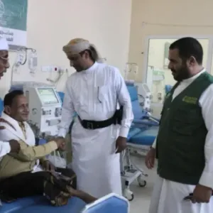 مركز الملك سلمان للإغاثة يعايد مرضى مركز الغسيل الكلوي في محافظة المهرة
