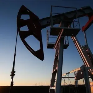 أسعار النفط تنخفض بعد ارتفاع مخزون الخام الأمريكي