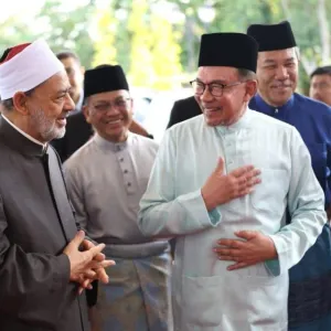 رئيس وزراء ماليزيا يشيد بجهود «حكماء المسلمين» في نشر قيم التسامح والتعايش