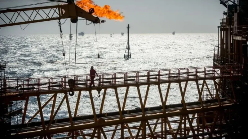 أسعار النفط تتكبد خسائر أسبوعية وسط وفرة الإمدادات