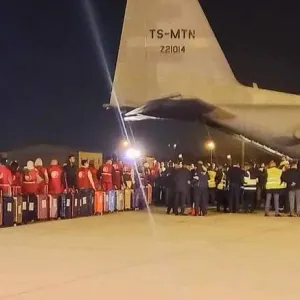 إجلاء 39 فلسطينيا بينهم 29 جريحا من قطاع غزة على متن طائرة عسكرية إلى تونس