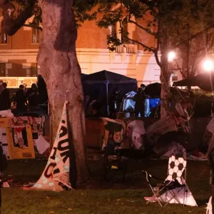 شرطة لوس أنجلوس: لم نحتجز أحدا خلال إخلاء مخيم الجامعة