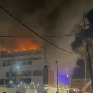 سحب من الدخان تغطي سماء البصرة.. اندلاع حريق في "شنشل مول" (فيديو)