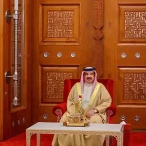 الملك يستقبل سفير البحرين الجديد لدى قطر لأداء القسم القانوني