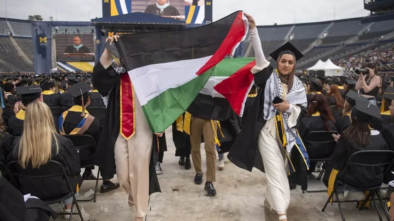 شاهد: علم فلسطين يرفرف في حفلة تخرج طلاب جامعة ميشيغان الأمريكية