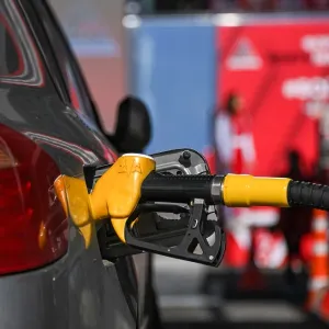 "فايننشال تايمز" تتحدث عن محاولات بايدن لمنع ارتفاع أسعار البنزين في الولايات المتحدة