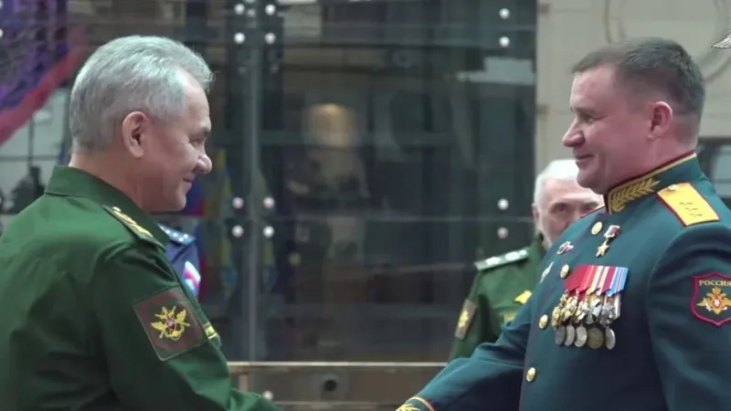 شويغو يقلّد قائد قوات "المركز" أرفع وسام في روسيا (فيديو)