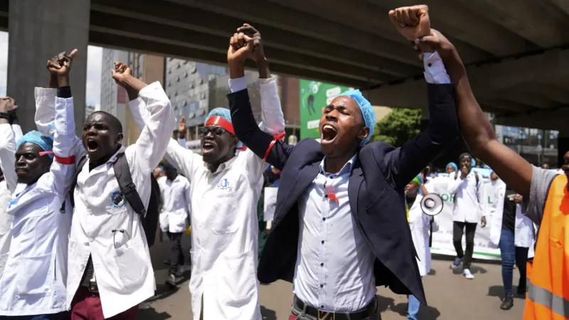 فيديو. 
            
    			 مظاهرات للأطباء في كينيا بعد إضراب دخل أسبوعه الخامس