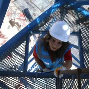 امرأة تركية تعمل مشغلة رافعة لإعادة بناء مرعش بعد الزلزال