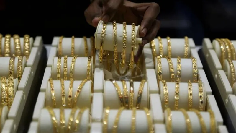 انخفاض الذهب عالميًا إلى أدنى مستوى منذ أول أبريل