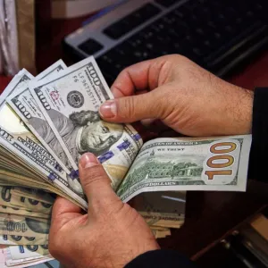 أسعار الدولار تهوي في بورصة بغداد وتسجل 144.900 دينار