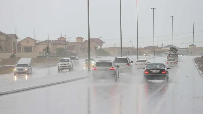 مع دعوات إلى الحذر وتجنب الأودية ومجاري السيول.. هطول أمطار غزيرة إلى متوسطة في الإمارات