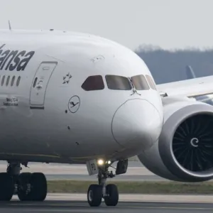شركة الطيران الألمانية "لوفتهانزا" تمدد تعليق رحلاتها من وإلى طهران حتى يوم السبت