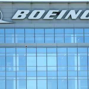 كيف أثرت أزمات شركة Boeing لصناعة الطائرات على أجر رئيسها التنفيذي؟