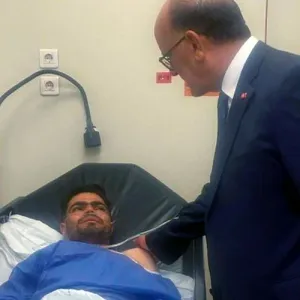 عاجل : سفير تونس يزور المواطن التونسي قبل إجرائه عملية جراحية على مستوى الساق
