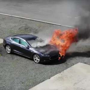 صح أم خطأ: حريق بطارية السيارة الكهربائية أقوى من حريق السيارة العادية