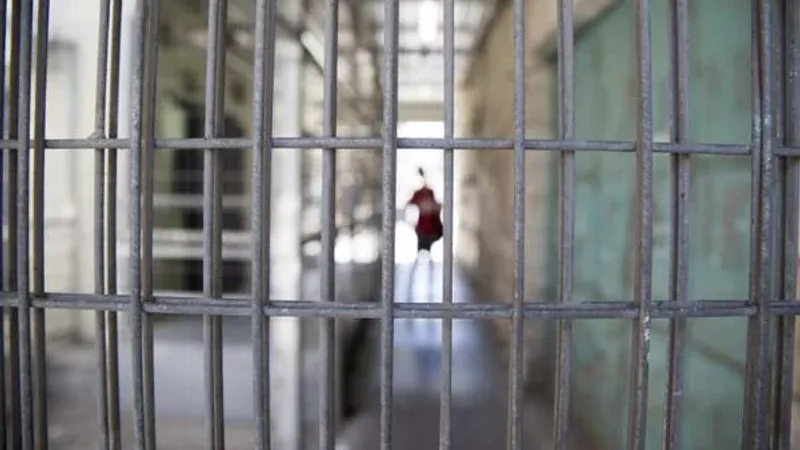 إدارة سجن عوفر تتعمد إهمال الأوضاع الصحية للأسيرين أبو حسين ودبور