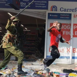 بعد مظاهرات دامية... الرئيس الكيني يسحب مشروع قانون الموازنة