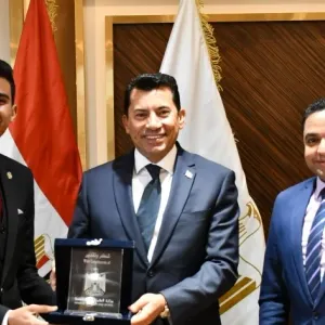 وزير الشباب يكرم عمرو محمد لفوزه بالمركز الثاني عالميا في مجال الطاقة المتجددة