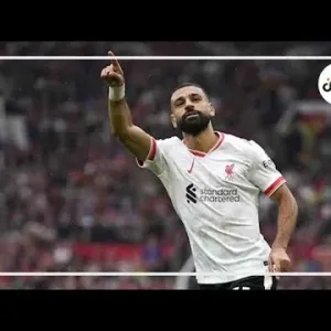 موقف طريف لمحمد صلاح مع مشجع في معسكر المنتخب.. هو ده وقت غناء؟