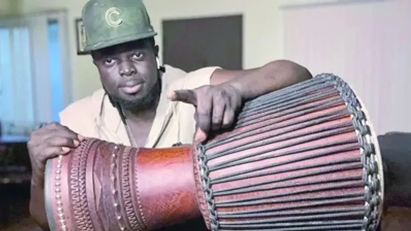 السنغالي "ماغات صو" يعرف بإفريقيا من خلال عزف الإيقاع