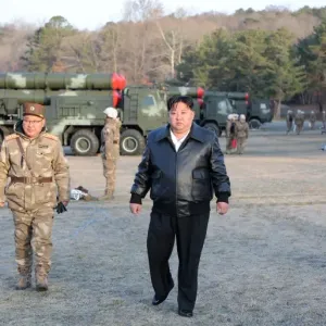 زعيم كوريا الشمالية يشرف على تجربة صاروخية جديدة