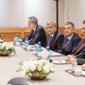 وزير الدفاع يجتمع مع رئيس هيئة الصناعات الدفاعية ورؤساء شركات تركية لتوقيع مذكرات تفاهم