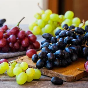 العنب الأحمر أم الأبيض- أيهما أكثر فائدة؟
