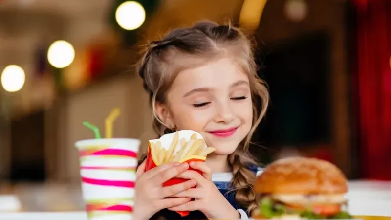 ضرر لا يمحوه الزمن.. كيف يتغير عقل طفلك مع كل وجبة سريعة؟
