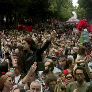 البرتغاليون يحتفلون بالذكرى الـ50 لثورة القرنفل https://arabic.euronews.com/video/2024/04/26/tens-of-thousands-march-in-lisbon-to-celebrate-50th-anniv...