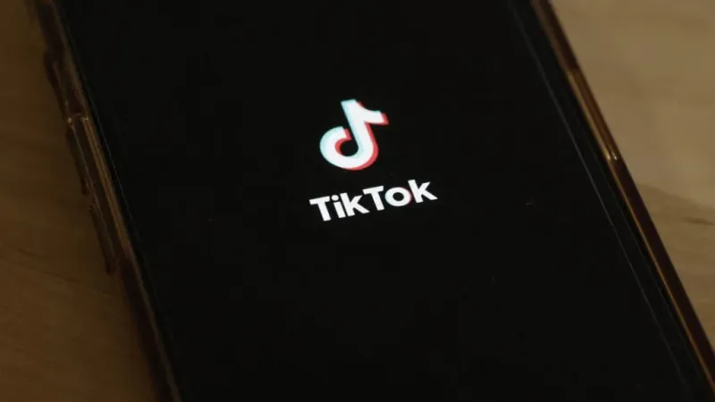 TikTok يبدأ تصنيف المحتوى المنتج بواسطة الذكاء الاصطناعي