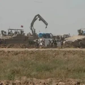كاميرا CNN ترصد عشرات الدبابات والمدرعات الإسرائيلية بعد انسحابها من خان يونس جنوب غزة