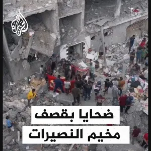 فرق الإنقاذ تبحث عن ناجين وسط الدمار الواسع بمربع سكني في مخيم النصيرات وسط قطاع غزة #حرب_غزة