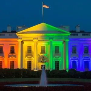 "بلومبرغ": بايدن يوافق على حظر رفع أعلام المثليين في السفارات الأمريكية مقابل تمويل الحكومة