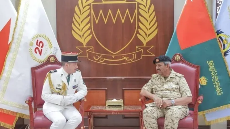القائد العام يستقبل الملحق العسكري الفرنسي لدى البحرين والمقيم في الرياض