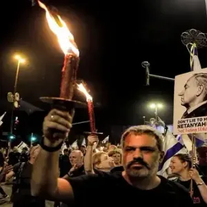 متظاهرون إسرائيليون يحاولون اقتحام مقر إقامة نتنياهو وعشرات الآلاف يطالبون بإقالته وإعادة الأسرى