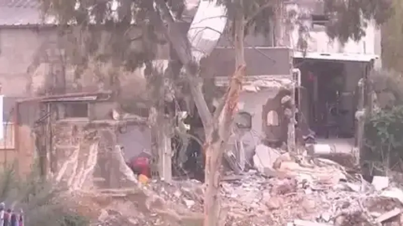 الهلال الأحمر ينتشل أشلاء لشهداء من تحت أنقاض المنزل المستهدف في دير الغصون