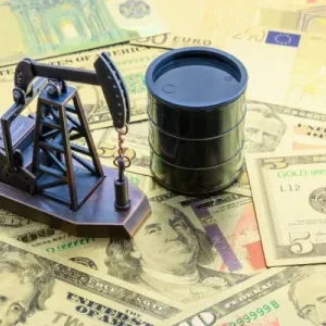 أسعار النفط تتراجع لأدنى مستوياتها في أربعة أشهر