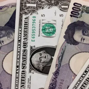 ارتفاع الدولار واستقرار الين قبل اجتماعي "المركزي" الأميركي والياباني