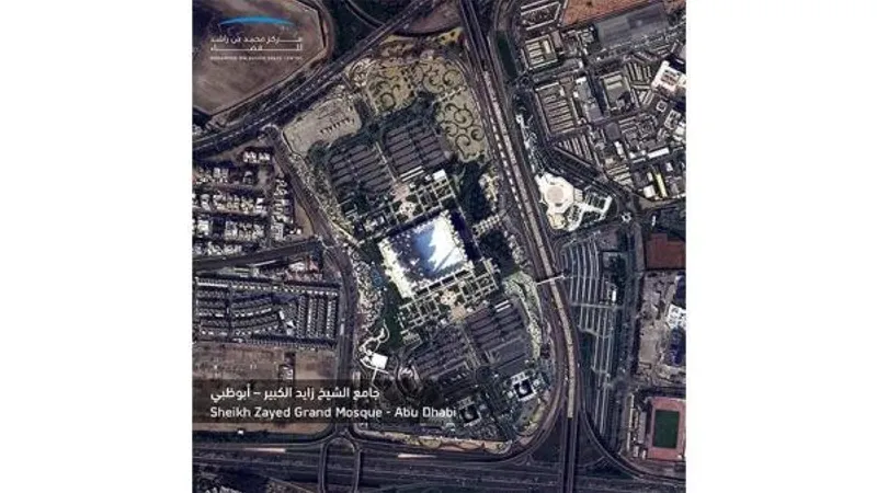 «خليفة سات» يوثق جامع الشيخ زايد الكبير من الفضاء
