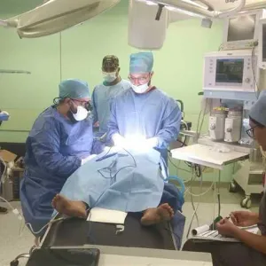 مستشفيات جامعة أسوان تجري 13 عملية جراحية مجانية للعيوب الخلقية بالشفاة والحلق للأطفال